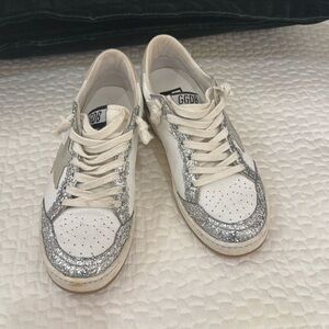 Golden goose
Bottom conditions are fair
Worn a few times. Looks new
Size 5